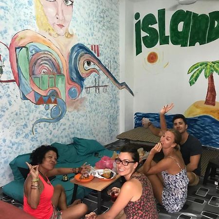 B&L Islanders Inn Джордж Таун Екстериор снимка